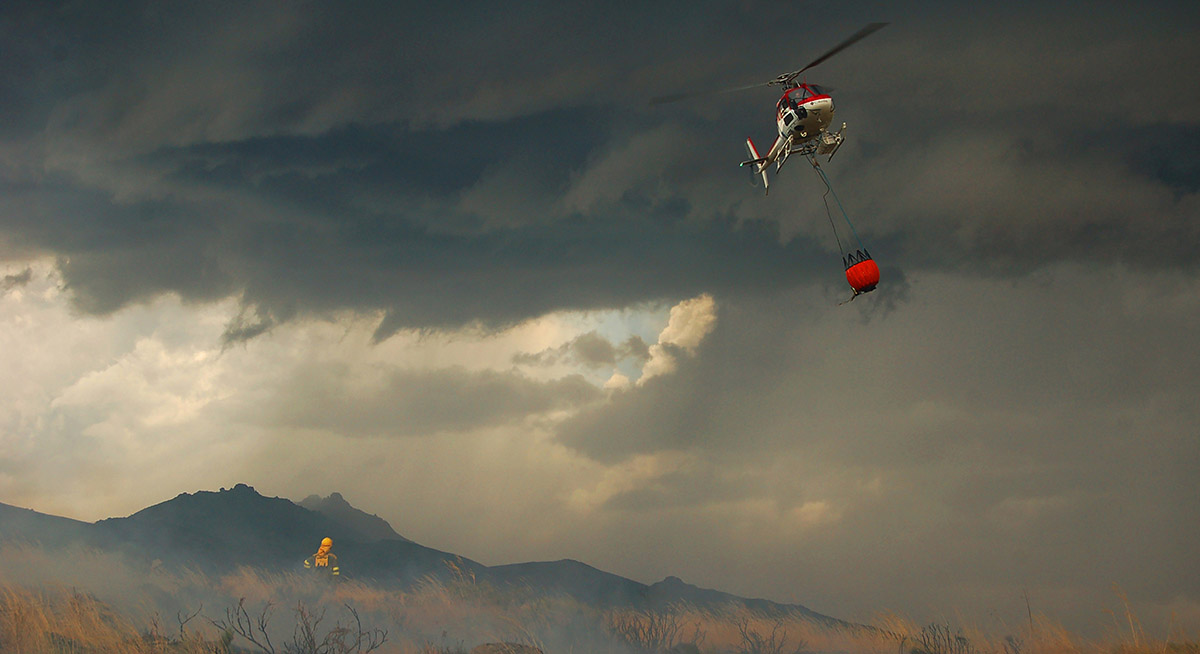 Helicptero apagando un incendio.